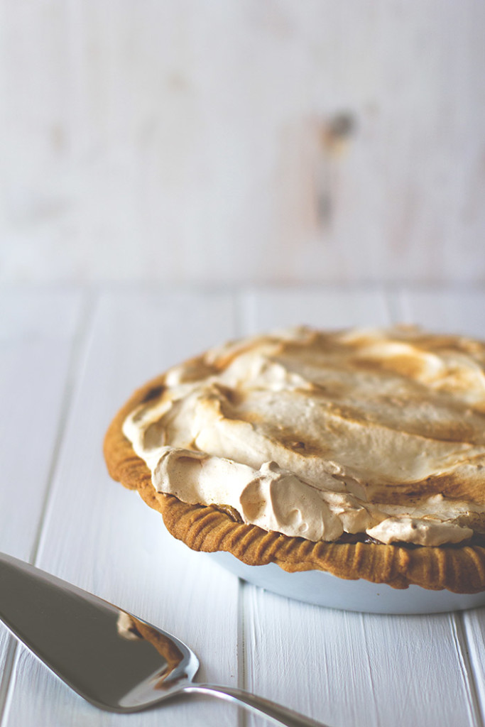 Zum Abschluss der diesjährigen Rhabarber-Saison: Rhabarber-Baiser-Pie aus Mürbeteigboden, Rhabarber-Curd und Eischnee-Haube Zum Abschluss der diesjährigen Rhabarber-Saison: Rhabarber-Baiser-Pie aus Mürbeteigboden, Rhabarber-Curd und Eischnee-Haube