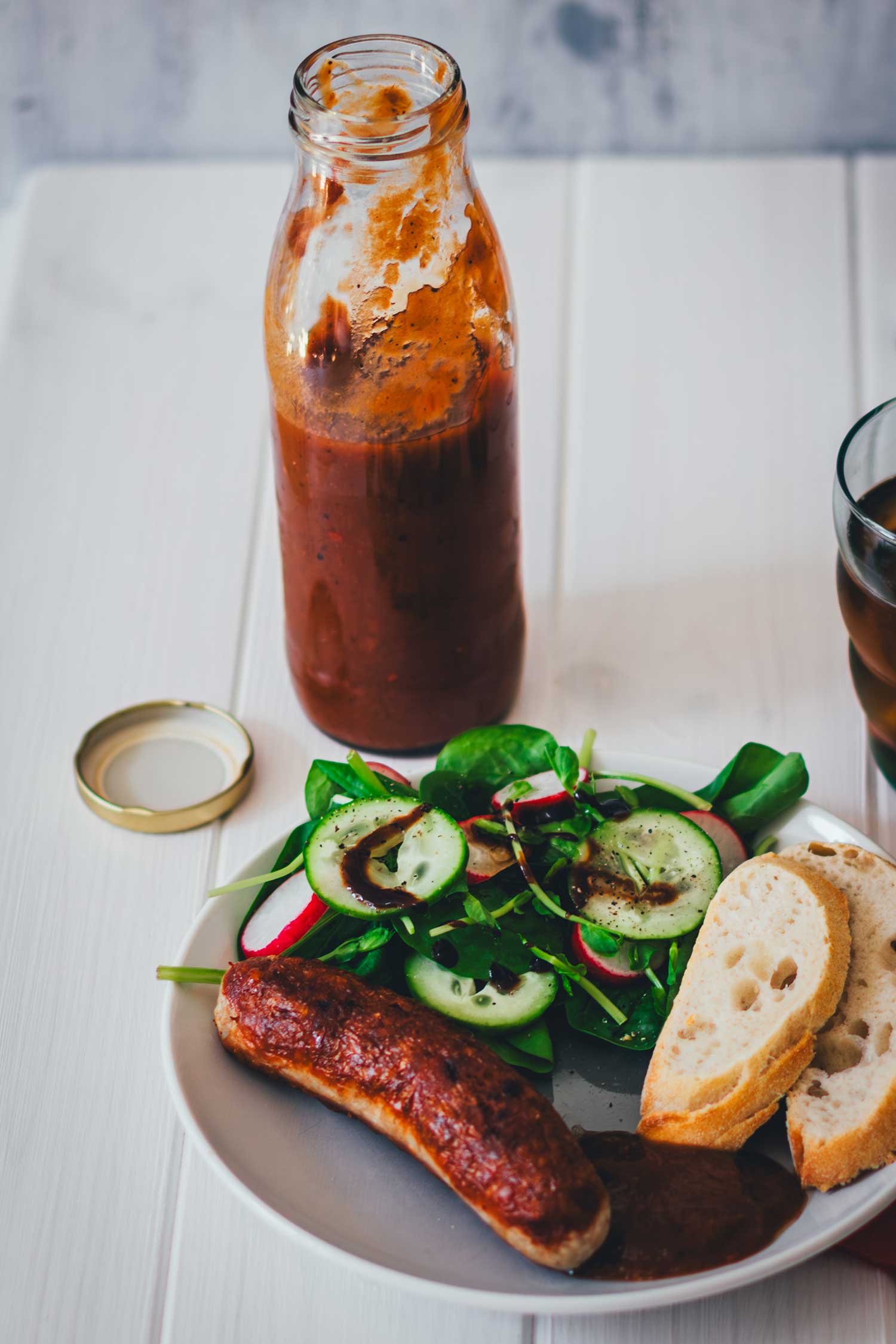 Selbstgemachter Rhabarberketchup zu gegrillter Bratwurst mit Salat aus Spinat, Gurke und Radieschen sowie frischem Baguette