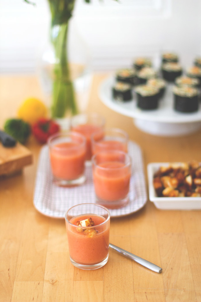 Kalte Tomaten-Gin-Suppe mit gerösteten Halloumiwürfeln zur Metro Kochherausforderung