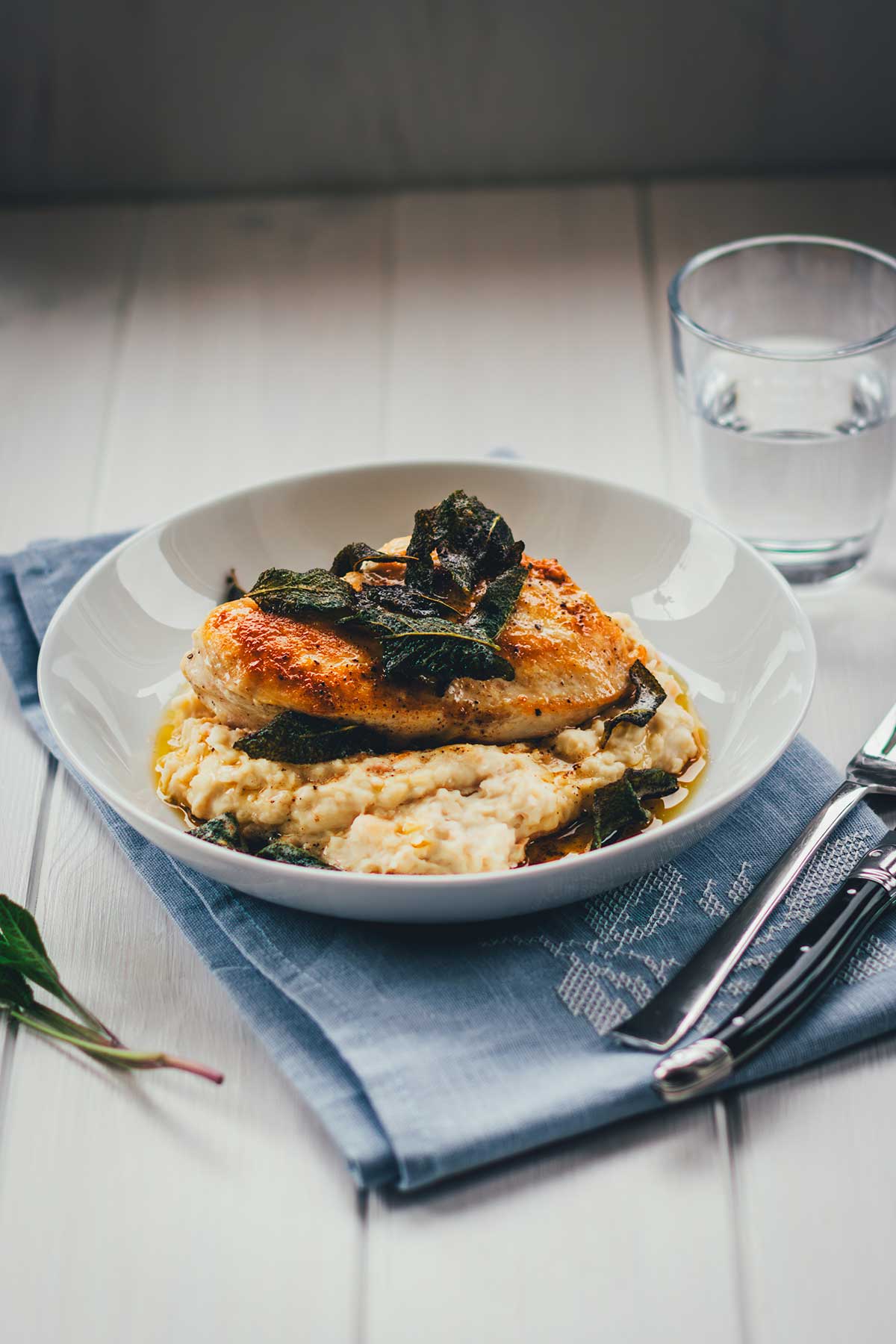 Rezept für gebratene Hähnchenbrust mit Bohnen-Ziegenfrischkäse-Püree und Salbeibutter. Zufällig low-carb und sooo lecker! Klingt aufwendig, steht aber in nur 30 Minuten auf dem Tisch und macht richtig was her! | moeyskitchen.com