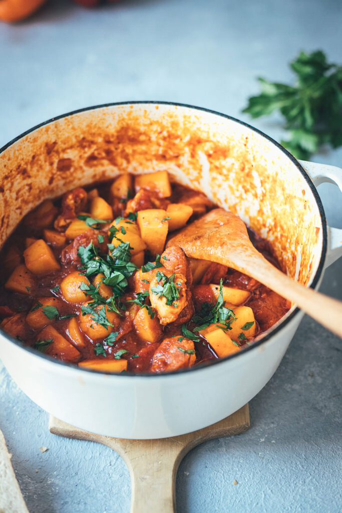 Spanischer Kartoffel-Paprika-Eintopf mit Chorizo und Hähnchenbrust | moeyskitchen.com