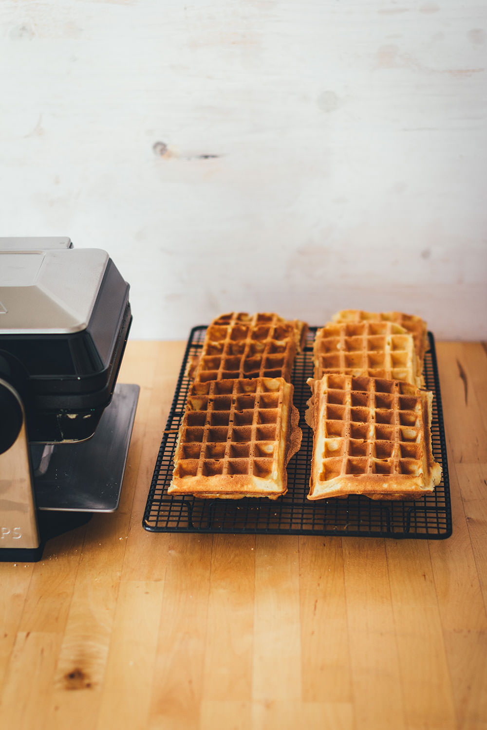 Rezept für dicke, knusprige Waffeln | belgische Waffeln, frisch gebacken und eingefroren zum Aufbacken im Toaster | moeyskitchen.com #waffeln #grundrezeptwaffeln #waffelnbacken #belgischewaffeln #brüsselerwaffeln #rezepte #foodblogger