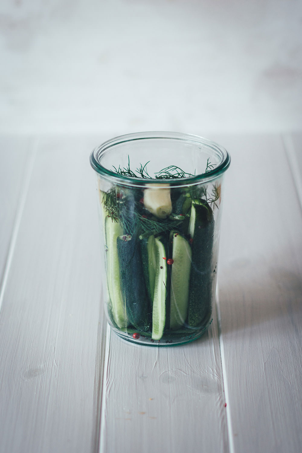 Rezept für eingelegte Gurken | Gewürzgurken und saure Gurken einfach selbst gemacht | Einkochen & Einmachen im Spätsommer | moeyskitchen.com #gurken #gherkins #eingelegtegurken #sauregurken #gewuerzgurken #einkochen #einmachen #einlegen #sommerrezepte #rezepte #foodblogger #homemade #selbstgemacht