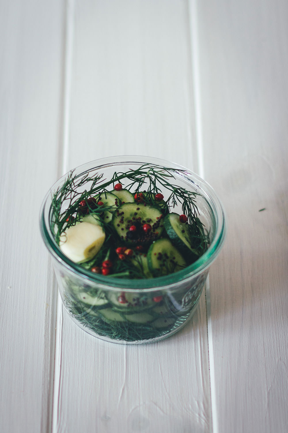 Rezept für eingelegte Gurken | Gewürzgurken und saure Gurken einfach selbst gemacht | Einkochen & Einmachen im Spätsommer | moeyskitchen.com #gurken #gherkins #eingelegtegurken #sauregurken #gewuerzgurken #einkochen #einmachen #einlegen #sommerrezepte #rezepte #foodblogger #homemade #selbstgemacht