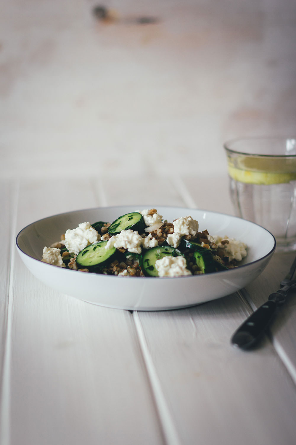 Rezept für Gurken-Dinkel-Salat | Gesunder und sättigender Gurkensalat mit vorgekochten Dinkelkörnern und Hüttenkäse | moeyskitchen.com #gurkensalat #gurken #salat #sommer #rezepte #foodblogger #dinkel #gesunderezepte