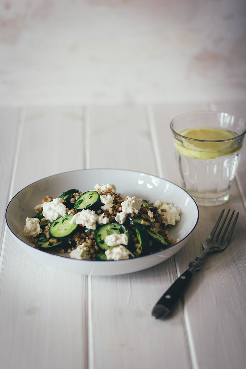 Rezept für Gurken-Dinkel-Salat | Gesunder und sättigender Gurkensalat mit vorgekochten Dinkelkörnern und Hüttenkäse | moeyskitchen.com #gurkensalat #gurken #salat #sommer #rezepte #foodblogger #dinkel #gesunderezepte