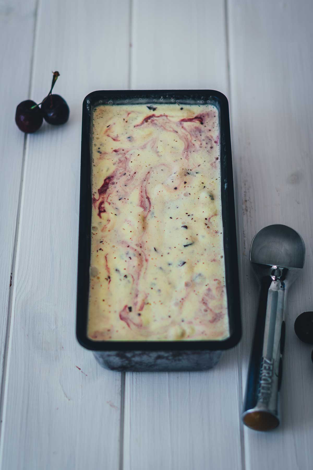 Cremiges Kirscheis mit frischen Kirschen, klassischer Vanille-Eisbasis und knackiger Schokolade. Ideal für heiße Sommertage und perfekt zum Vorbereiten! | moeyskitchen.com