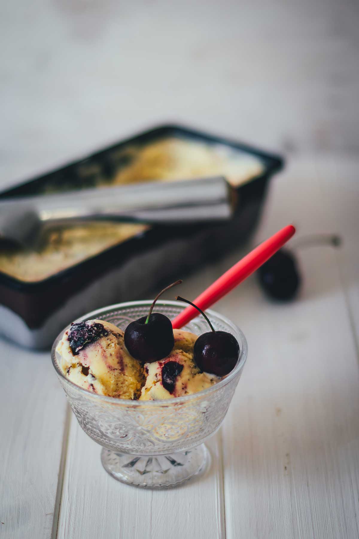 Cremiges Kirscheis mit frischen Kirschen, klassischer Vanille-Eisbasis und knackiger Schokolade. Ideal für heiße Sommertage und perfekt zum Vorbereiten! | moeyskitchen.com