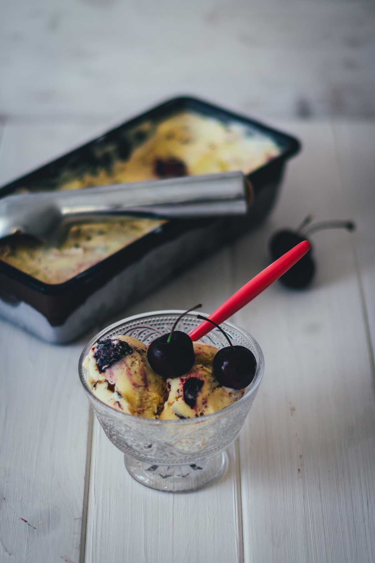 Cremiges Kirscheis mit frischen Kirschen, klassischer Vanille-Eisbasis und knackiger Schokolade. Ideal für heiße Sommertage und perfekt zum Vorbereiten! | moeyskitchen.com