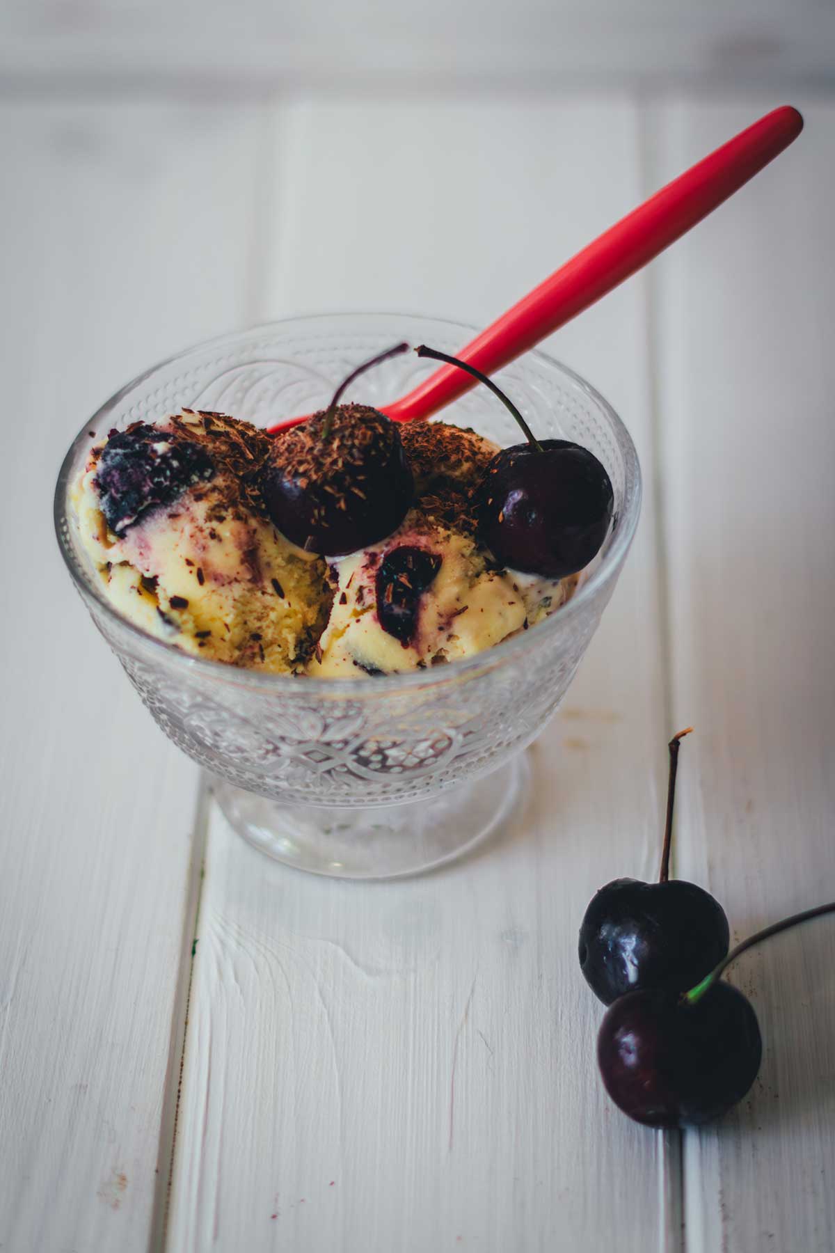 Cremiges Kirscheis mit frischen Kirschen, klassischer Vanille-Eisbasis und knackiger Schokolade. Ideal für heiße Sommertage und perfekt zum Vorbereiten! | moeyskitchen.com