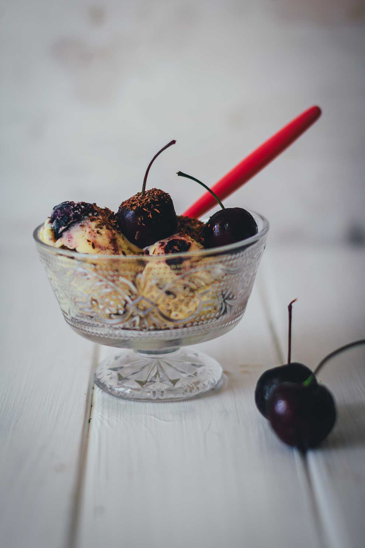 Cremiges Kirscheis mit frischen Kirschen, klassischer Vanille-Eisbasis und knackiger Schokolade. Ideal für heiße Sommertage und perfekt zum Vorbereiten! | moeyskitchen.com
