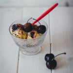 Cremiges Kirscheis mit frischen Kirschen, klassischer Vanille-Eisbasis und knackiger Schokolade. Ideal für heiße Sommertage und perfekt zum Vorbereiten! | moeyskitchen.com