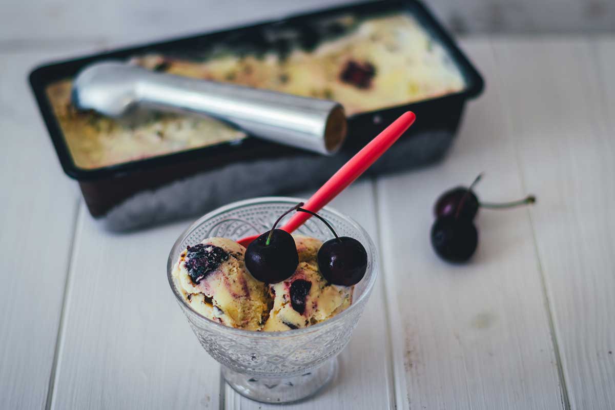 Cremiges Kirscheis mit frischen Kirschen, klassischer Vanille-Eisbasis und knackiger Schokolade. Ideal für heiße Sommertage und perfekt zum Vorbereiten! | moeyskitchen.com