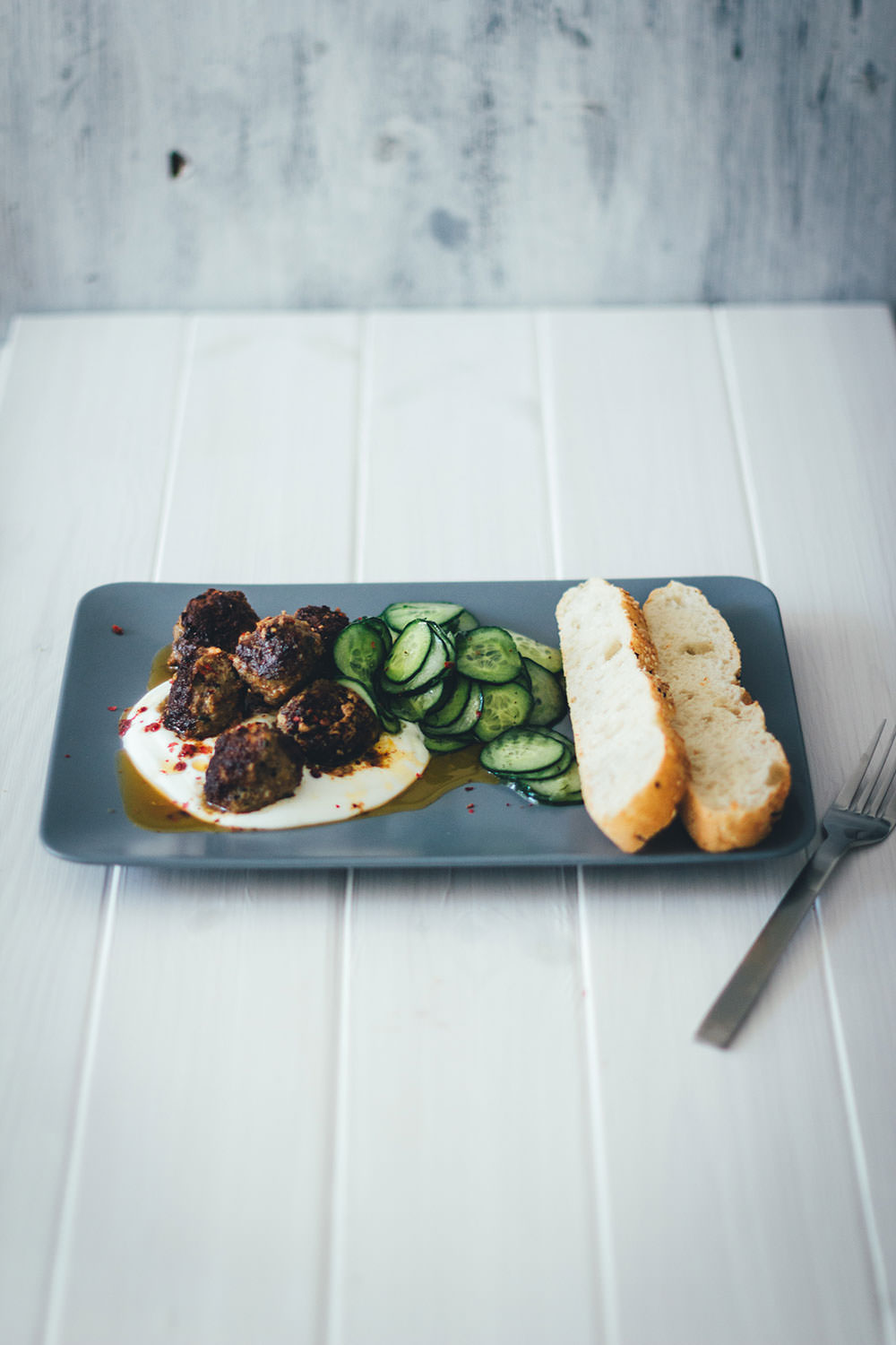 Rezept für orientalische Lammhackbällchen mit würziger Chilisauce und frischem Gurkensalat | Schnelle Feierabendküche im Sommer | moeyskitchen.com #lammhackbaellchen #hackbällchen #meatballs #lamm #feierabendküche #schnelleküche #schnellerezepte #rezepte #foodblogger #orientalischeküche #chilisauce