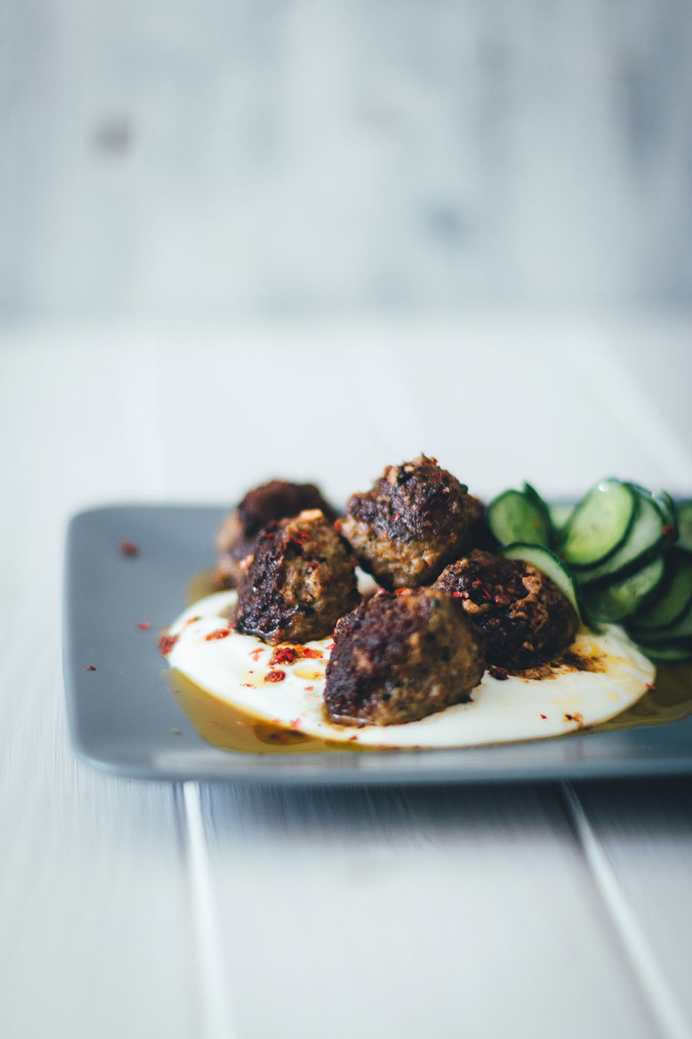 Rezept für orientalische Lammhackbällchen mit würziger Chilisauce und frischem Gurkensalat | Schnelle Feierabendküche im Sommer | moeyskitchen.com #lammhackbaellchen #hackbällchen #meatballs #lamm #feierabendküche #schnelleküche #schnellerezepte #rezepte #foodblogger #orientalischeküche #chilisauce