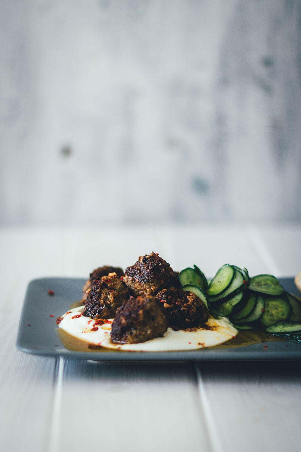 Rezept für orientalische Lammhackbällchen mit würziger Chilisauce und frischem Gurkensalat | Schnelle Feierabendküche im Sommer | moeyskitchen.com #lammhackbaellchen #hackbällchen #meatballs #lamm #feierabendküche #schnelleküche #schnellerezepte #rezepte #foodblogger #orientalischeküche #chilisauce