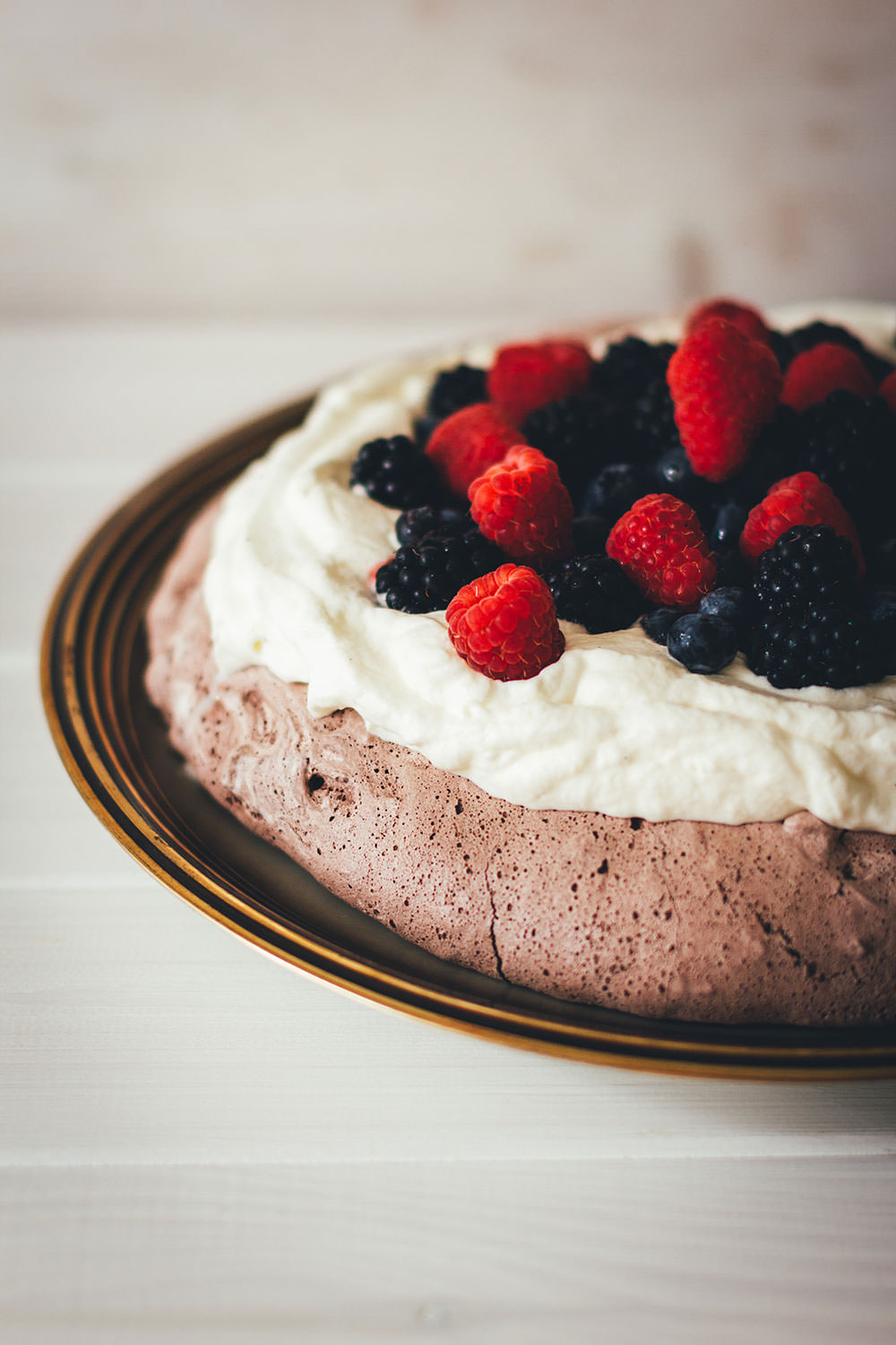 Rezept für Schoko-Pavlova mit Sommerbeeren | cremige Pavlova aus Baiser mit Schokolade, Sahne und bunten Beeren | moeyskitchen.com #pavlova #schokolade #schoko #baiser #meringue #beeren #sommerbeeren #sommerrezepte #foodblogger #rezepte #kuchen #backen #kuchenbacken