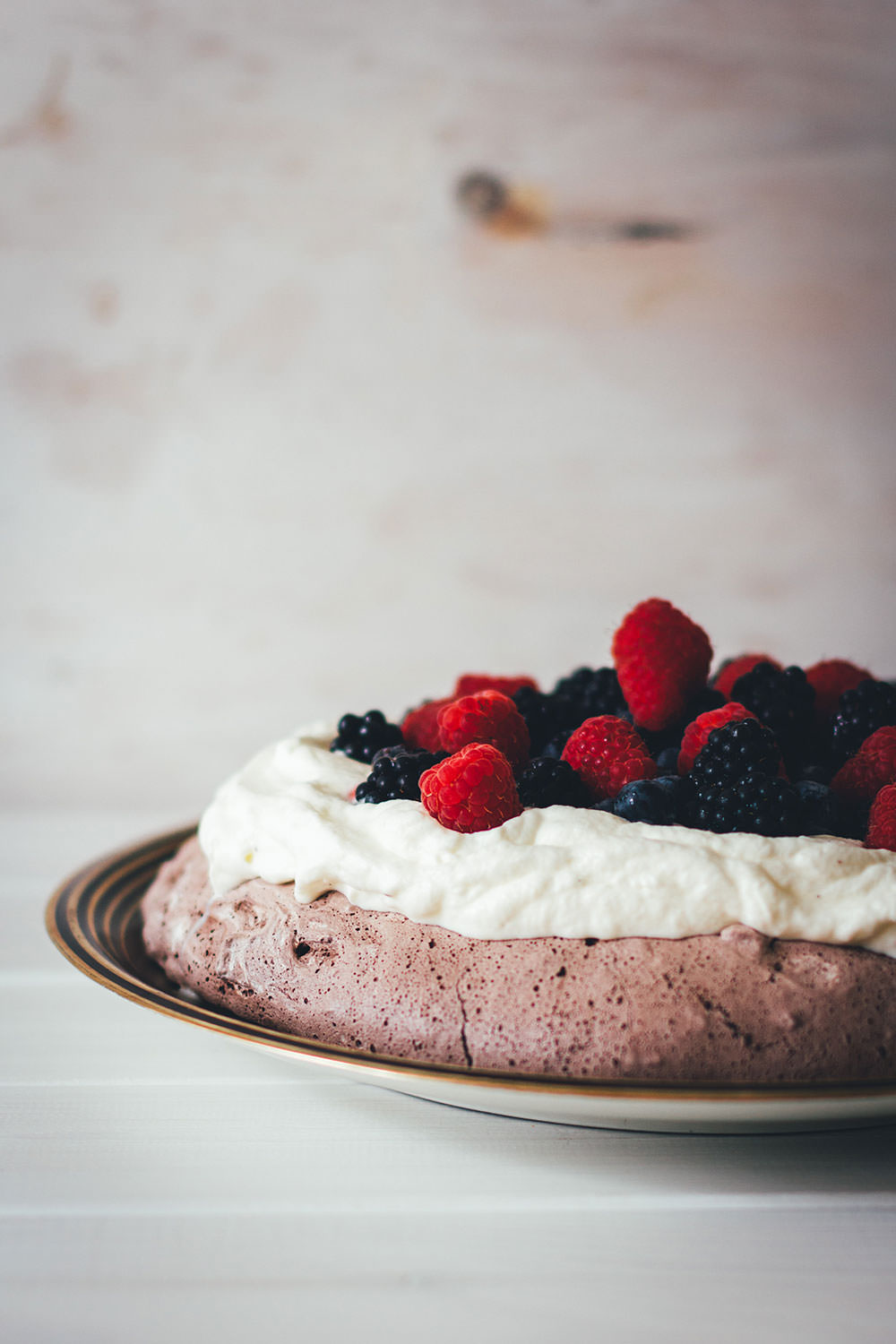 Rezept für Schoko-Pavlova mit Sommerbeeren | cremige Pavlova aus Baiser mit Schokolade, Sahne und bunten Beeren | moeyskitchen.com #pavlova #schokolade #schoko #baiser #meringue #beeren #sommerbeeren #sommerrezepte #foodblogger #rezepte #kuchen #backen #kuchenbacken