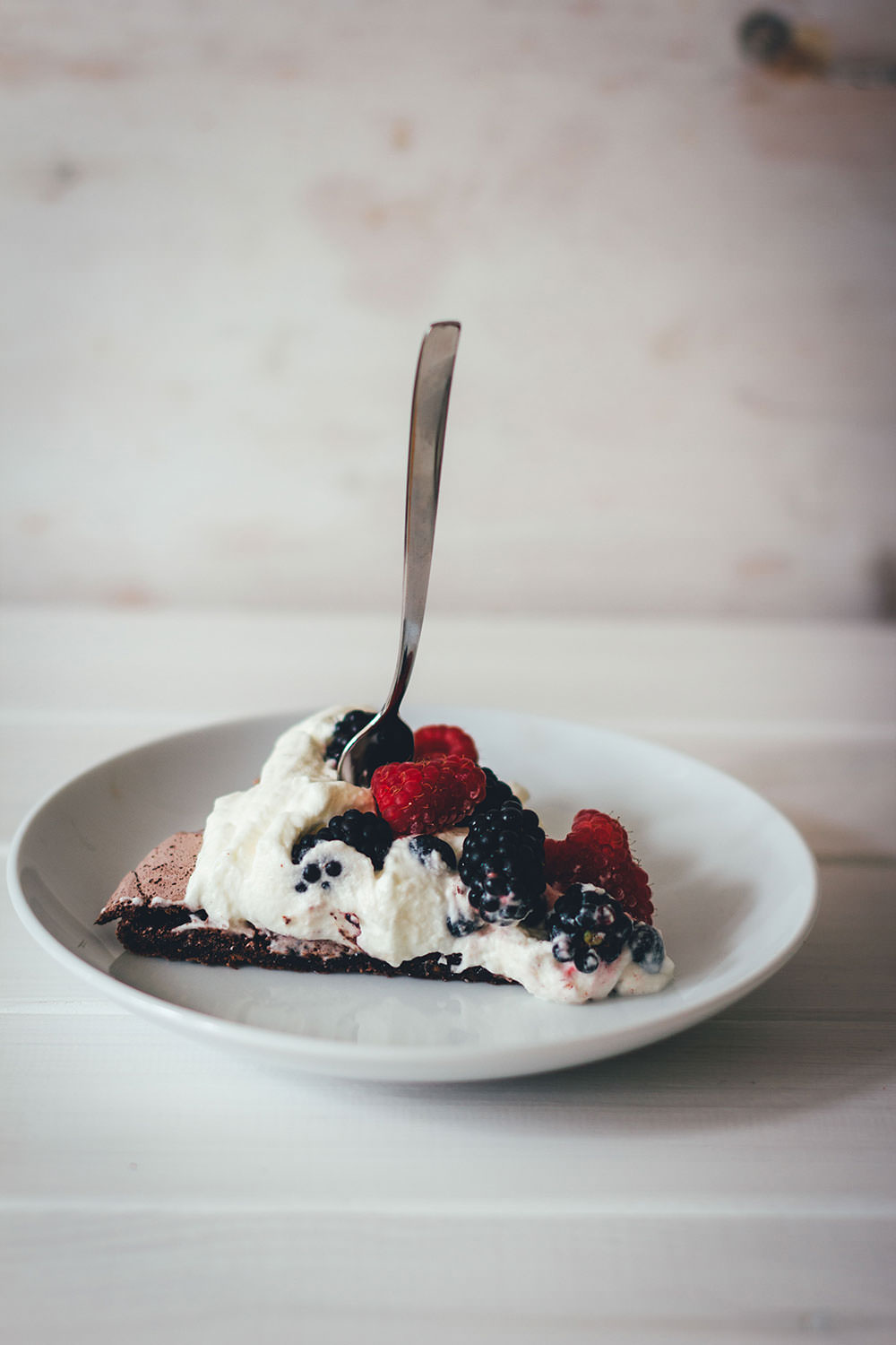 Rezept für Schoko-Pavlova mit Sommerbeeren | cremige Pavlova aus Baiser mit Schokolade, Sahne und bunten Beeren | moeyskitchen.com #pavlova #schokolade #schoko #baiser #meringue #beeren #sommerbeeren #sommerrezepte #foodblogger #rezepte #kuchen #backen #kuchenbacken