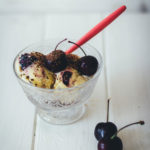 Rezept für sahniges Vanille-Kirscheis mit frischen Kirschen und Schokolade | moeyskitchen.com #kirscheis #eis #eiscreme #kirschen #icecream #foodblogger #rezepte