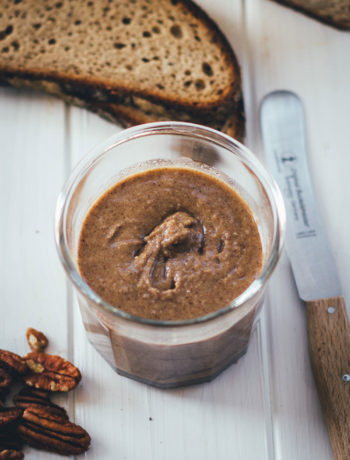 Rezept für selbst gebrannte Pekannusscreme aus gebrannten Pekannüssen | Pekannuss-Creme aufs Brot, auf Waffeln, Pfannkuchen oder Eis | moeyskitchen.com #rezepte #foodblogger #pekannuss #pecans #nusscreme #brotaufstrich #pekannusscreme #creme #selbstgemacht #homemade