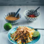 Rezept aus der südostasiatischen Küche: Indonesischer Kohlsalat mit spicy Erdnusssauce und selbst gemachtem Sambal ulek / oelek | moeyskitchen.com #indonesisch #indonesischkochen #kohlsalat #erdnusssauce #sambal #sambalulek #sambaloelek #südostasiatisch #asiatischkochen #rezepte #foodblogger