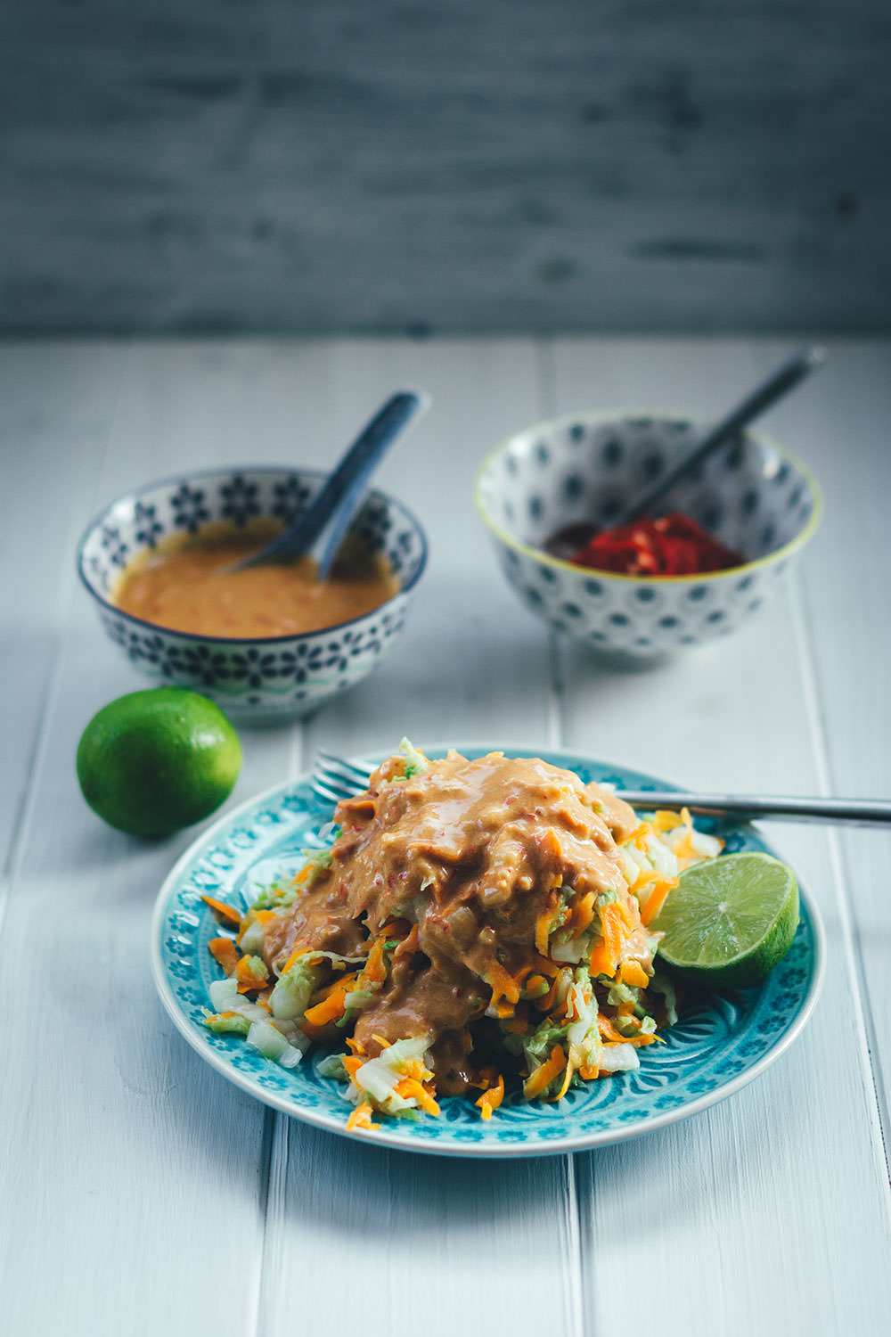 Rezept aus der südostasiatischen Küche: Indonesischer Kohlsalat mit spicy Erdnusssauce und selbst gemachtem Sambal ulek / oelek | moeyskitchen.com #indonesisch #indonesischkochen #kohlsalat #erdnusssauce #sambal #sambalulek #sambaloelek #südostasiatisch #asiatischkochen #rezepte #foodblogger