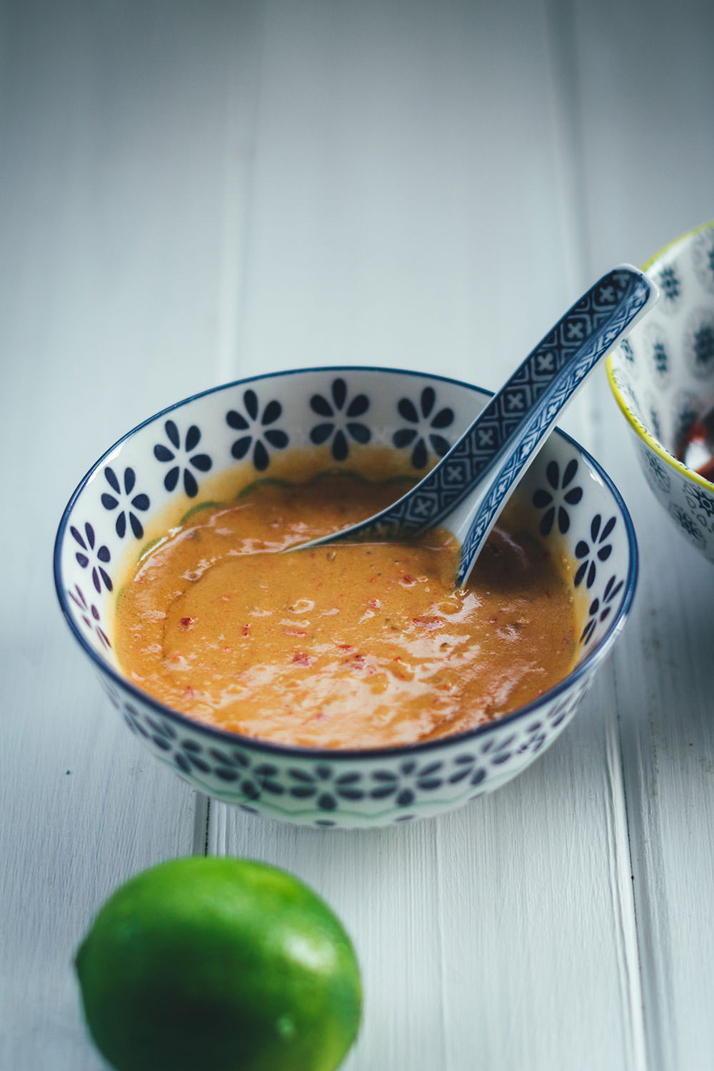 Rezept aus der südostasiatischen Küche: Indonesischer Kohlsalat mit spicy Erdnusssauce und selbst gemachtem Sambal ulek / oelek | moeyskitchen.com #indonesisch #indonesischkochen #kohlsalat #erdnusssauce #sambal #sambalulek #sambaloelek #südostasiatisch #asiatischkochen #rezepte #foodblogger