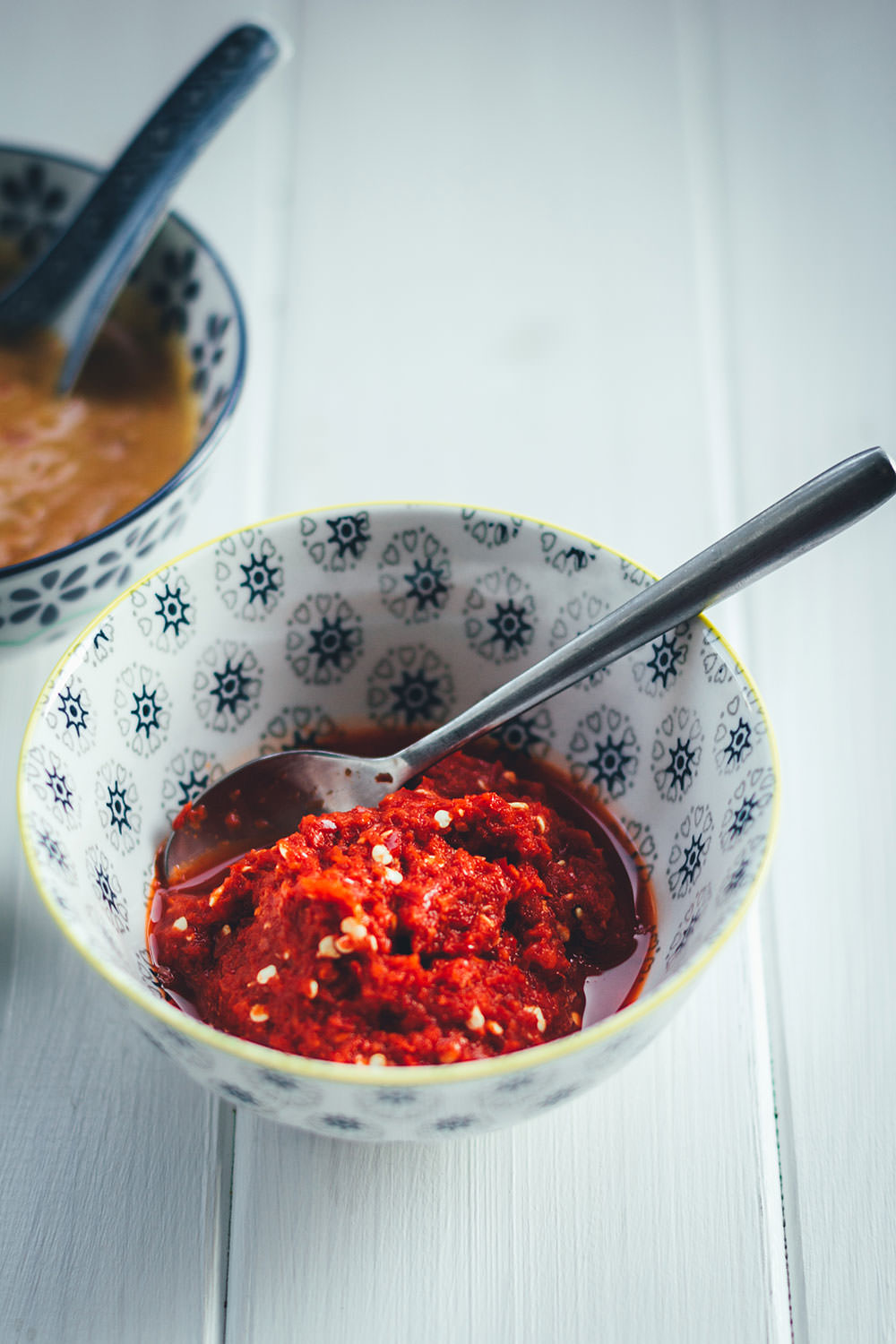 Rezept aus der südostasiatischen Küche: Indonesischer Kohlsalat mit spicy Erdnusssauce und selbst gemachtem Sambal ulek / oelek | moeyskitchen.com #indonesisch #indonesischkochen #kohlsalat #erdnusssauce #sambal #sambalulek #sambaloelek #südostasiatisch #asiatischkochen #rezepte #foodblogger