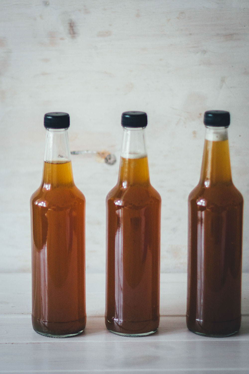 Rezept für Mate Eistee – selbst gemachte Hipterlimo mit Bio-Mate und Vollrohrzucker | moeyskitchen.com #drinks #egtränke #summerdrink #sommergetränk #mate #matetee #eistee #limo #limonade #homemade #foodblogger #rezepte