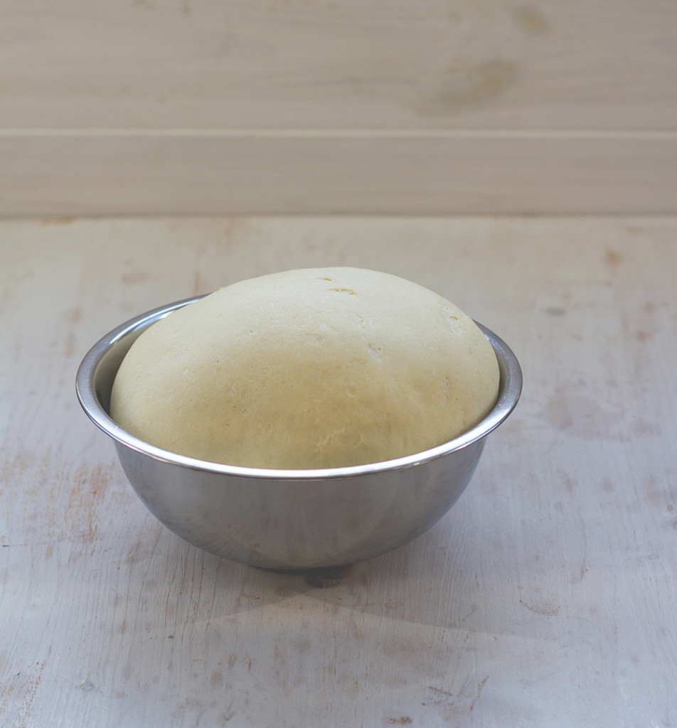 Der Badische Wein präsentiert: Fünf Gänge – ein Genuss <br />Die Vorpseise: Pulled Brisket im Burgerbun, mit Petersilienöl, Karottencreme, Rote-Bete- und Kartoffel-Chips und Meerrettichschmand