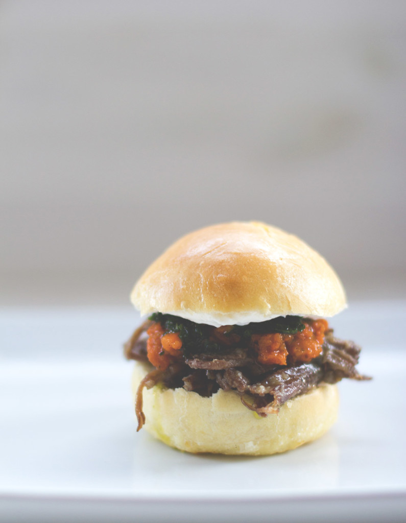 Der Badische Wein präsentiert: Fünf Gänge – ein Genuss <br />Die Vorpseise: Pulled Brisket im Burgerbun, mit Petersilienöl, Karottencreme, Rote-Bete- und Kartoffel-Chips und Meerrettichschmand