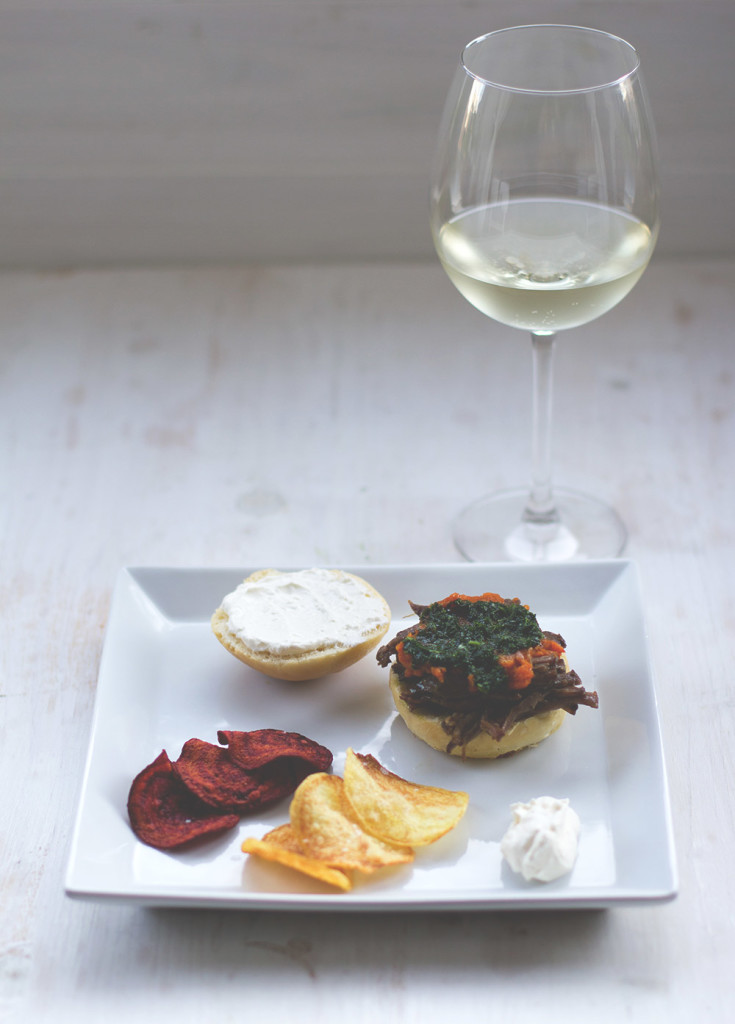 Der Badische Wein präsentiert: Fünf Gänge – ein Genuss <br />Die Vorpseise: Pulled Brisket im Burgerbun, mit Petersilienöl, Karottencreme, Rote-Bete- und Kartoffel-Chips und Meerrettichschmand