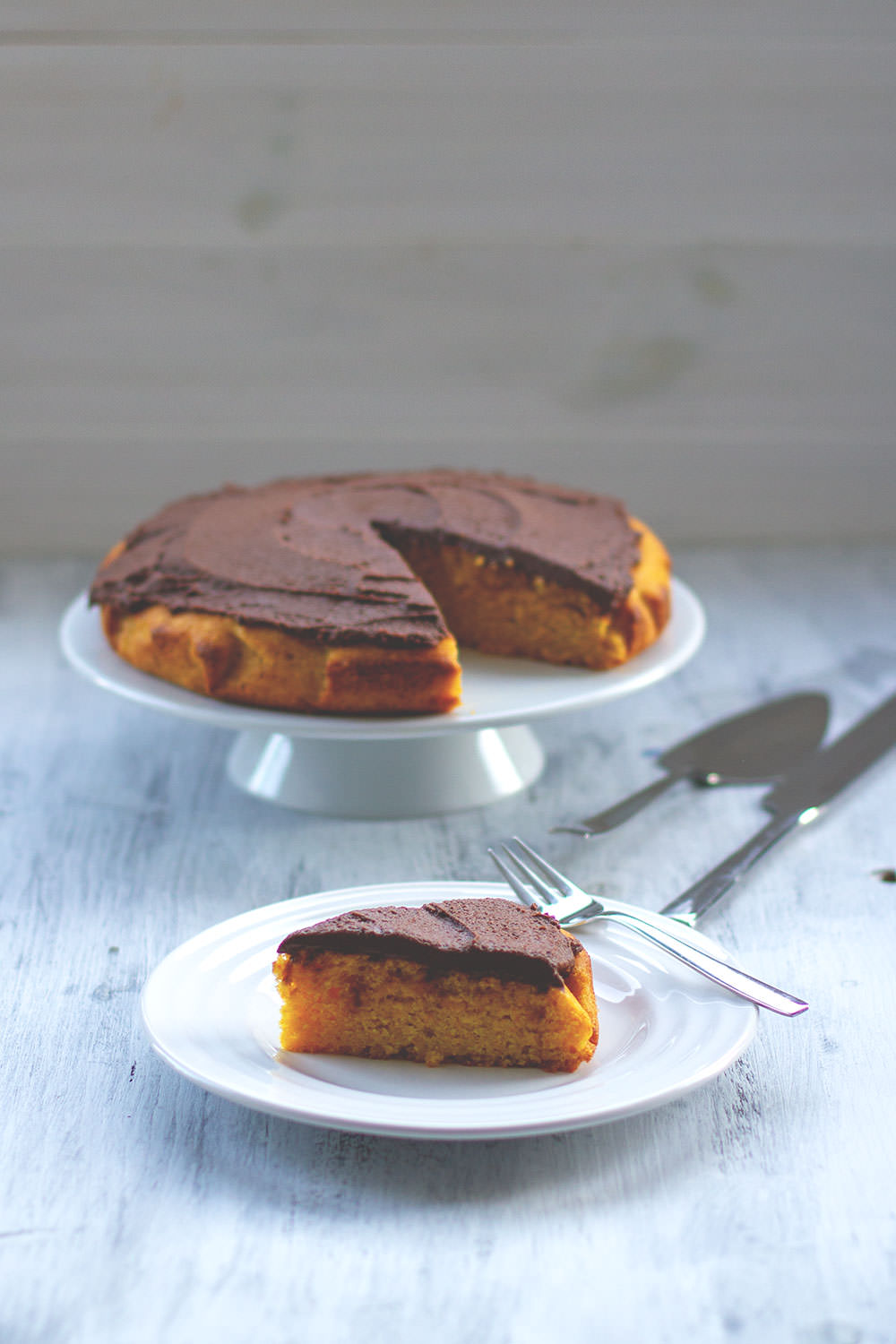 Saftiger Kürbiskuchen mit cremiger Schokoladen-Ganache | Butternut-Kuchen mit rohem Kürbis | moeyskitchen.com 
