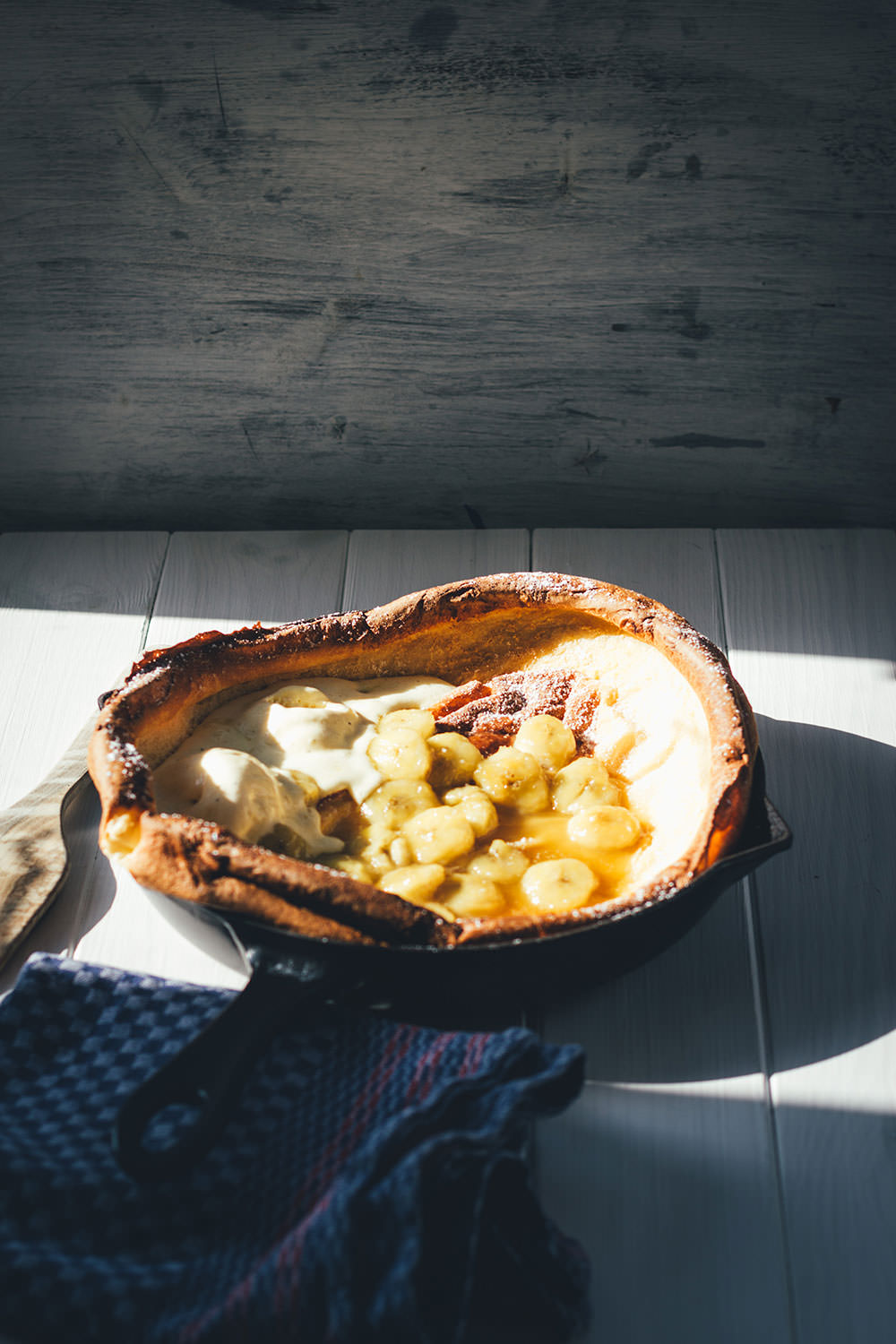 Rezept für Ofenpfannkuchen mit karamellisierter Banane | Dutch Baby Pancake zum Sonntagsfrühstück | moeyskitchen.com #pancake #pfannkuchen #ofenpfannkuchen #dutchbaby #dutchbabypancake #bananen #rezepte #foodblogger #frühstück