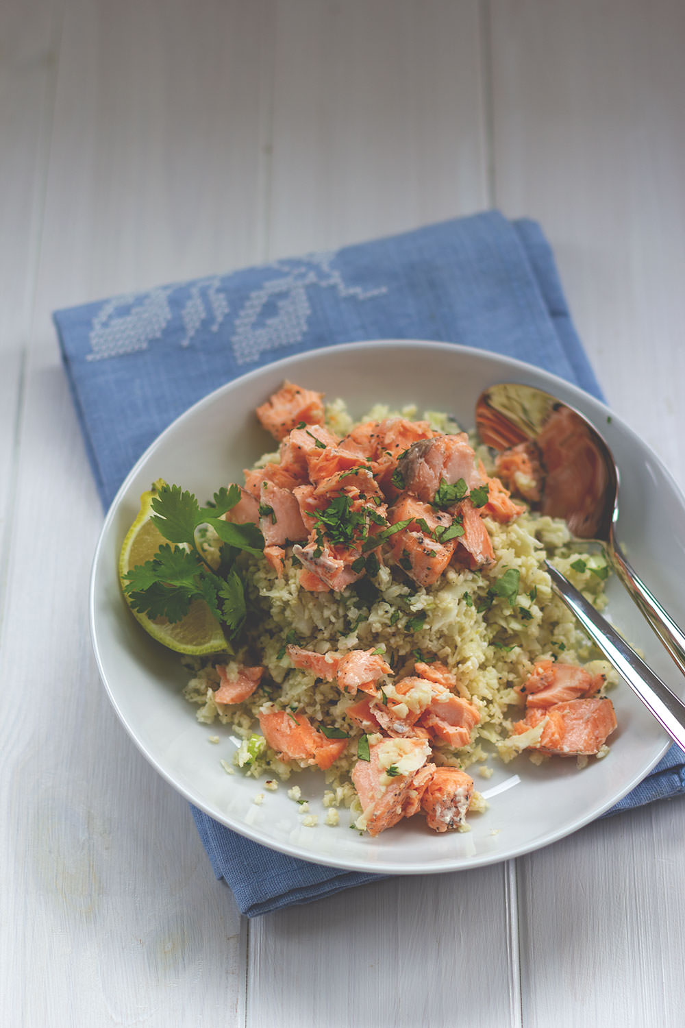 Rezept für lecker gebratenen Blumenkohl-Couscous mit Lachsfilet aus dem Ofen | low-carb "Couscous" aus frischem Blumenkohl | moeyskitchen.com #blumenkohl #blumenkohlcouscous #lowcarb #rezept #foodblog