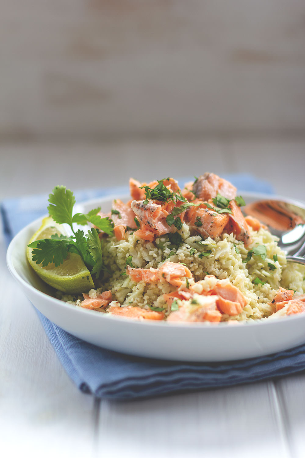 Rezept für lecker gebratenen Blumenkohl-Couscous mit Lachsfilet aus dem Ofen | low-carb "Couscous" aus frischem Blumenkohl | moeyskitchen.com #blumenkohl #blumenkohlcouscous #lowcarb #rezept #foodblog