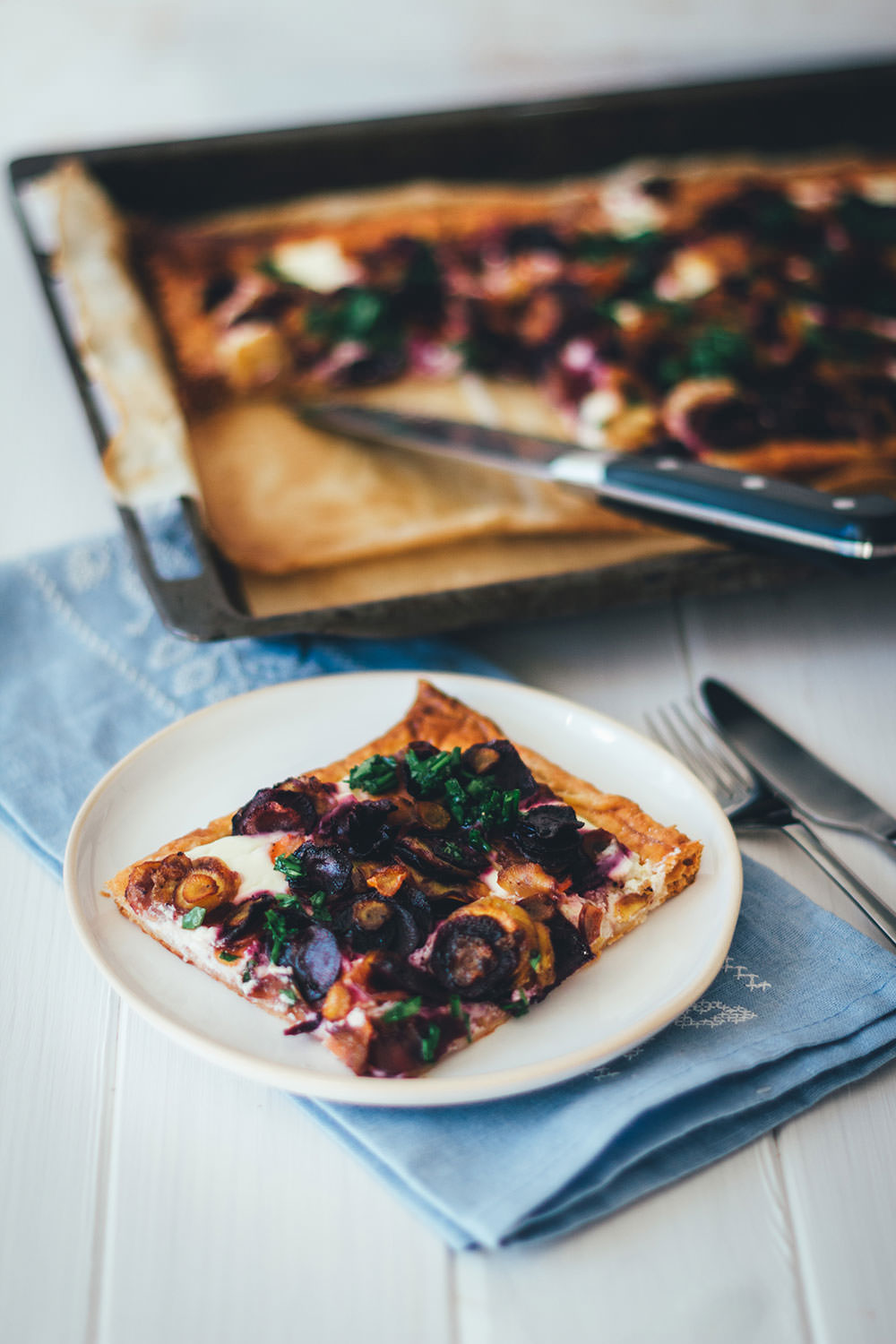 Rezept für knusprige Möhrentarte mit bunten Karotten, Ricottacreme und Kräuteröl | schnelle vegetarische Feierabendküche | moeyskitchen.com #tarte #feierabendküche #rezepte #foodblogger #möhren #karotten #schnelleküche #schnellerezepte 