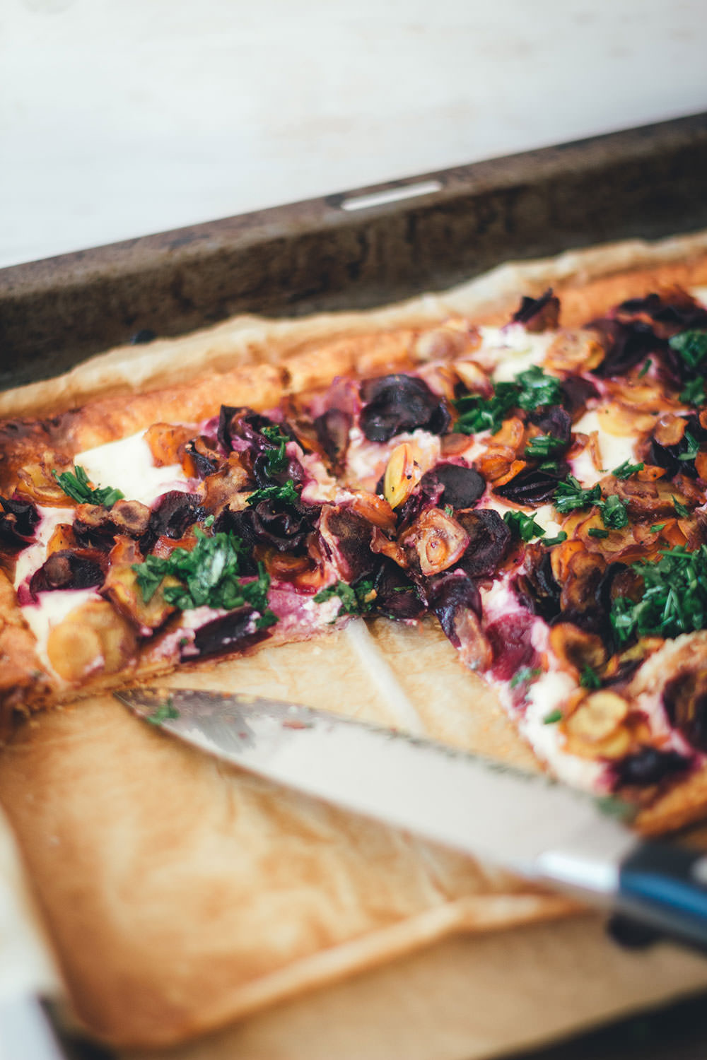 Rezept für knusprige Möhrentarte mit bunten Karotten, Ricottacreme und Kräuteröl | schnelle vegetarische Feierabendküche | moeyskitchen.com #tarte #feierabendküche #rezepte #foodblogger #möhren #karotten #schnelleküche #schnellerezepte