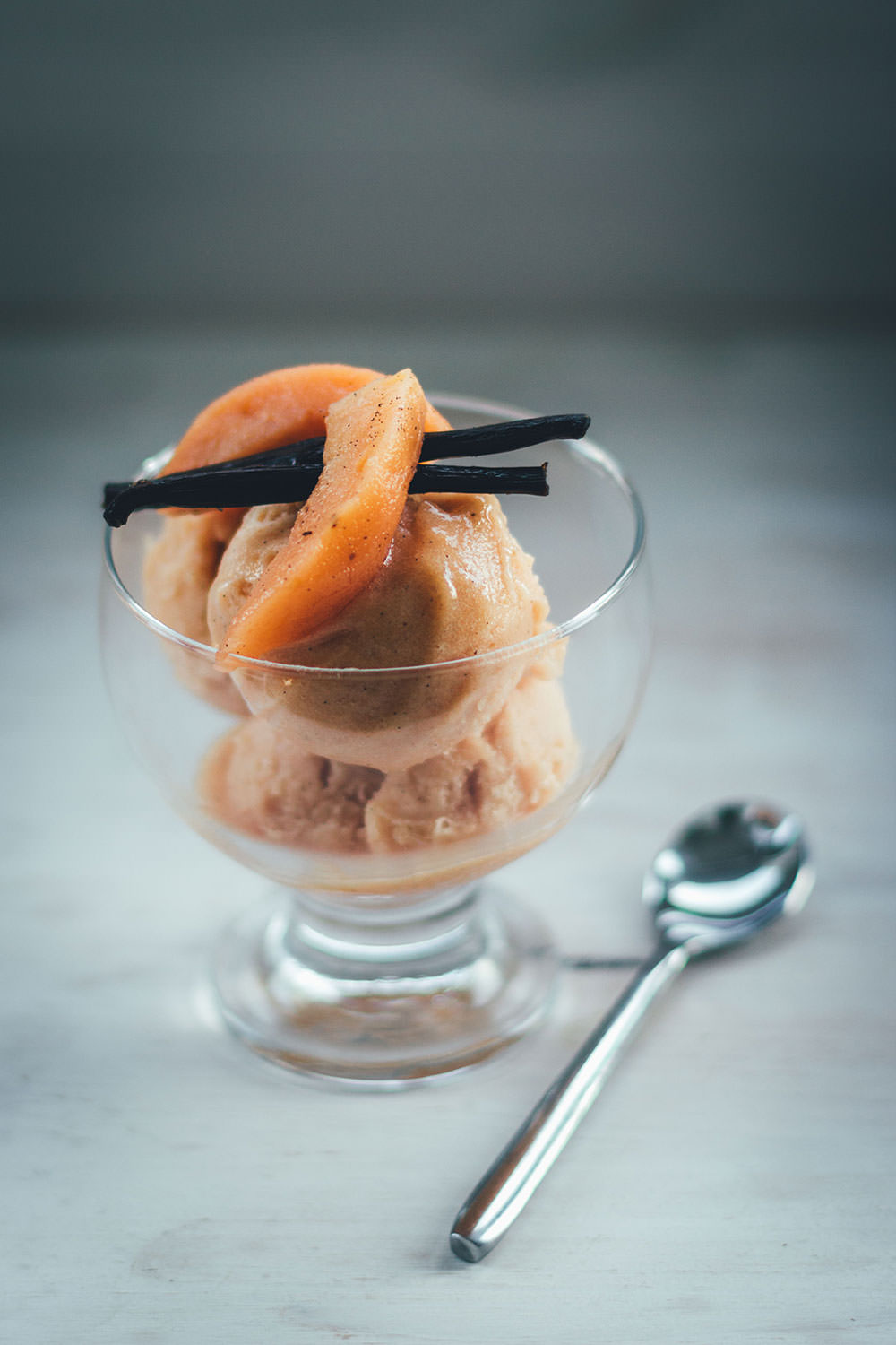 Rezept für cremiges Quittensorbet mit Vanille und Honig | aus der Eismaschine | moeyskitchen.com #sorbet #quitten #quittensorbet #eis #eismaschine #vanille #honig #foodblogger #rezepte