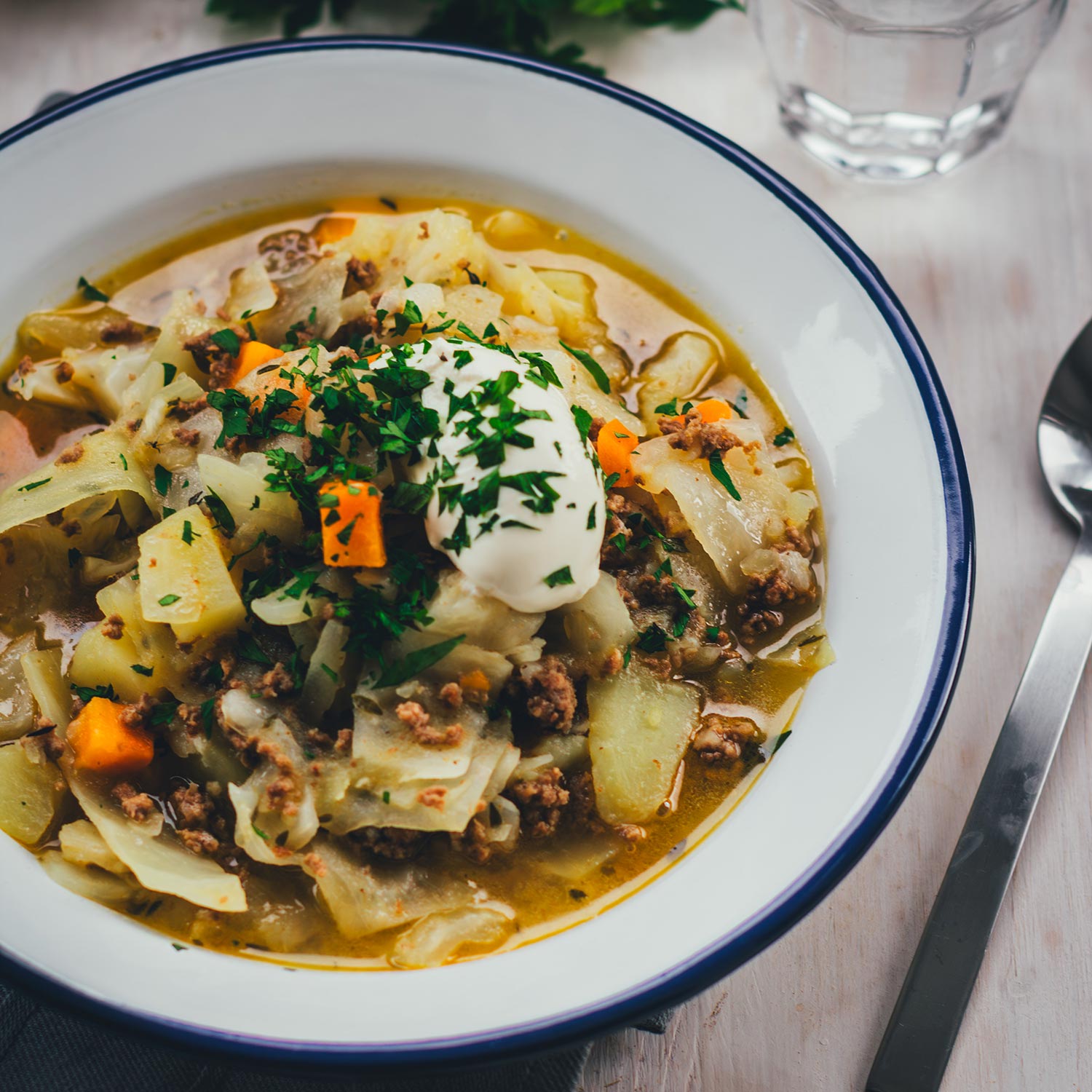 Topshot von einem Teller mit Weißkohl-Eintopf mit Lammhack, Kartoffeln und Möhren | moeyskitchen.com