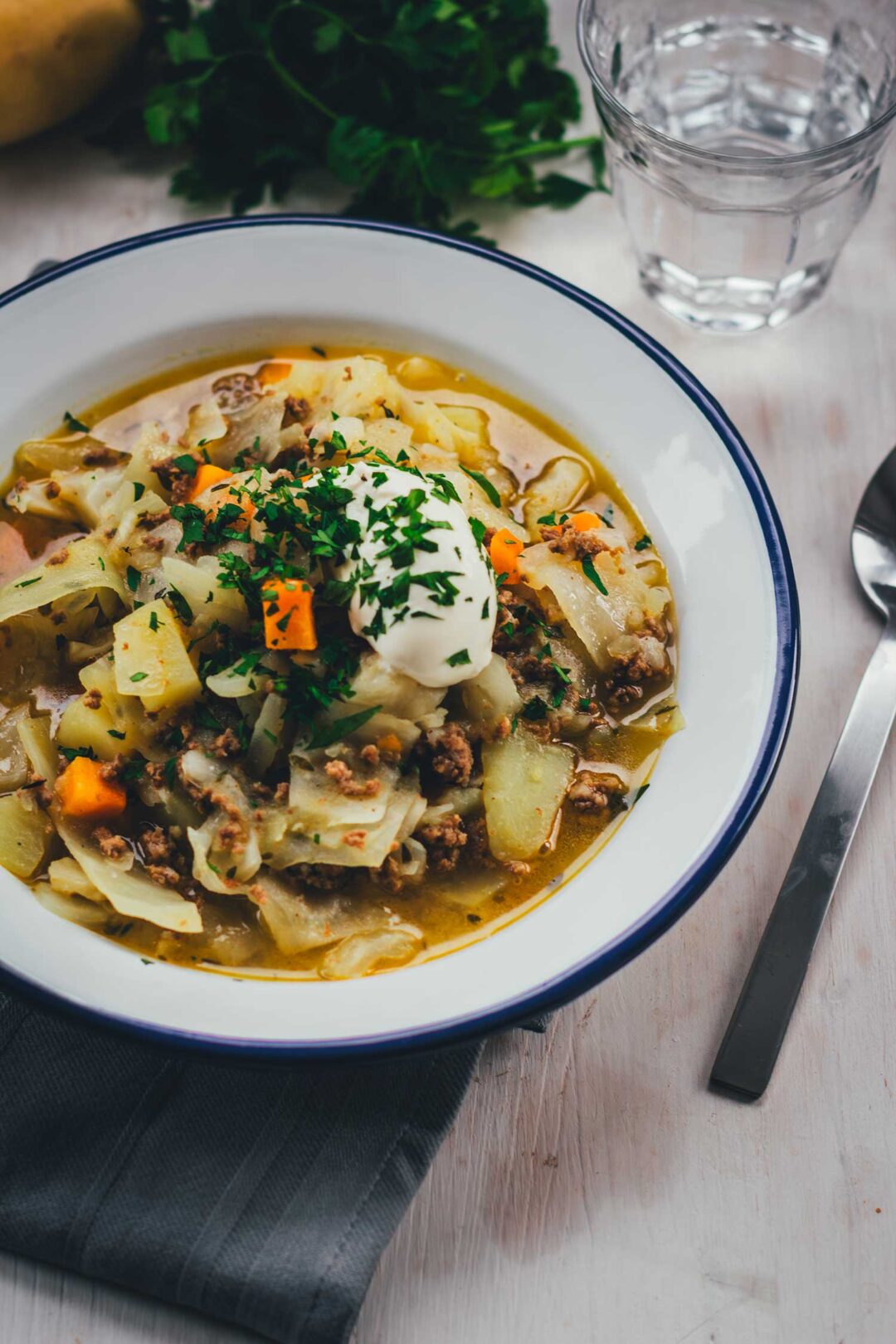 Weißkohl-Eintopf serviert in einer Schale | moeyskitchen.com
