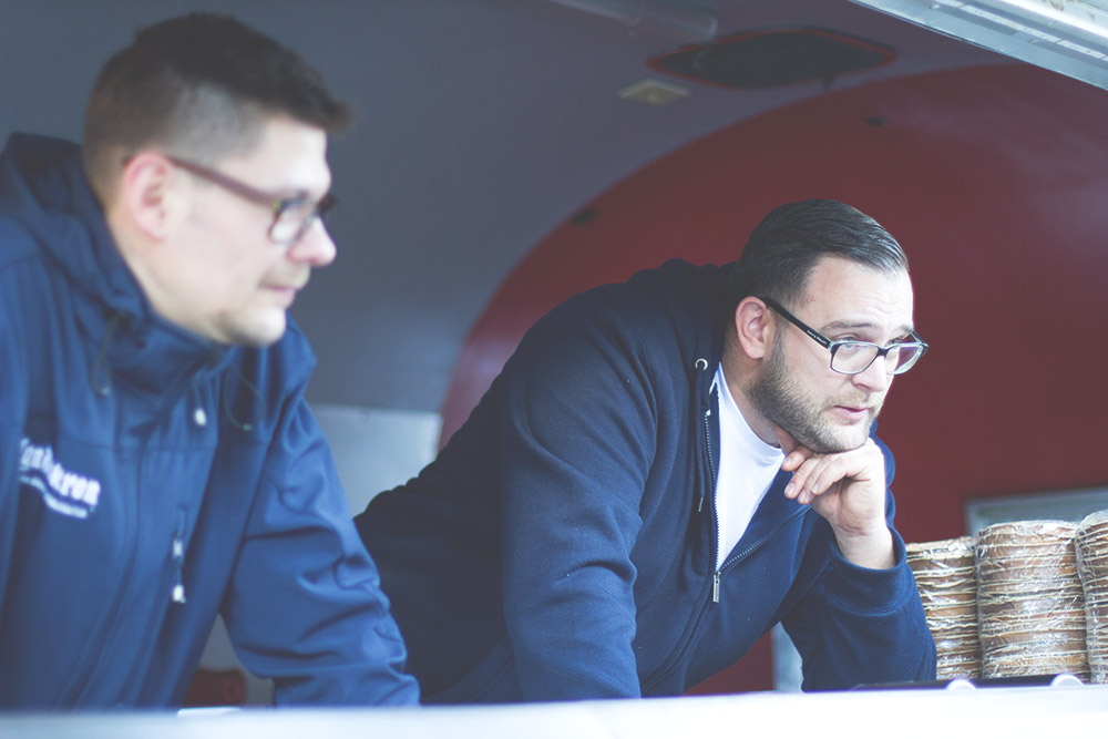 Georg Bauch in seinem Foodtruck auf dem Leipziger Genussmarkt im Areal Alter Schlachthof