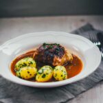 Klassische Kohlrouladen mit Fleischfüllung in Sauce und Petersilienkartoffeln
