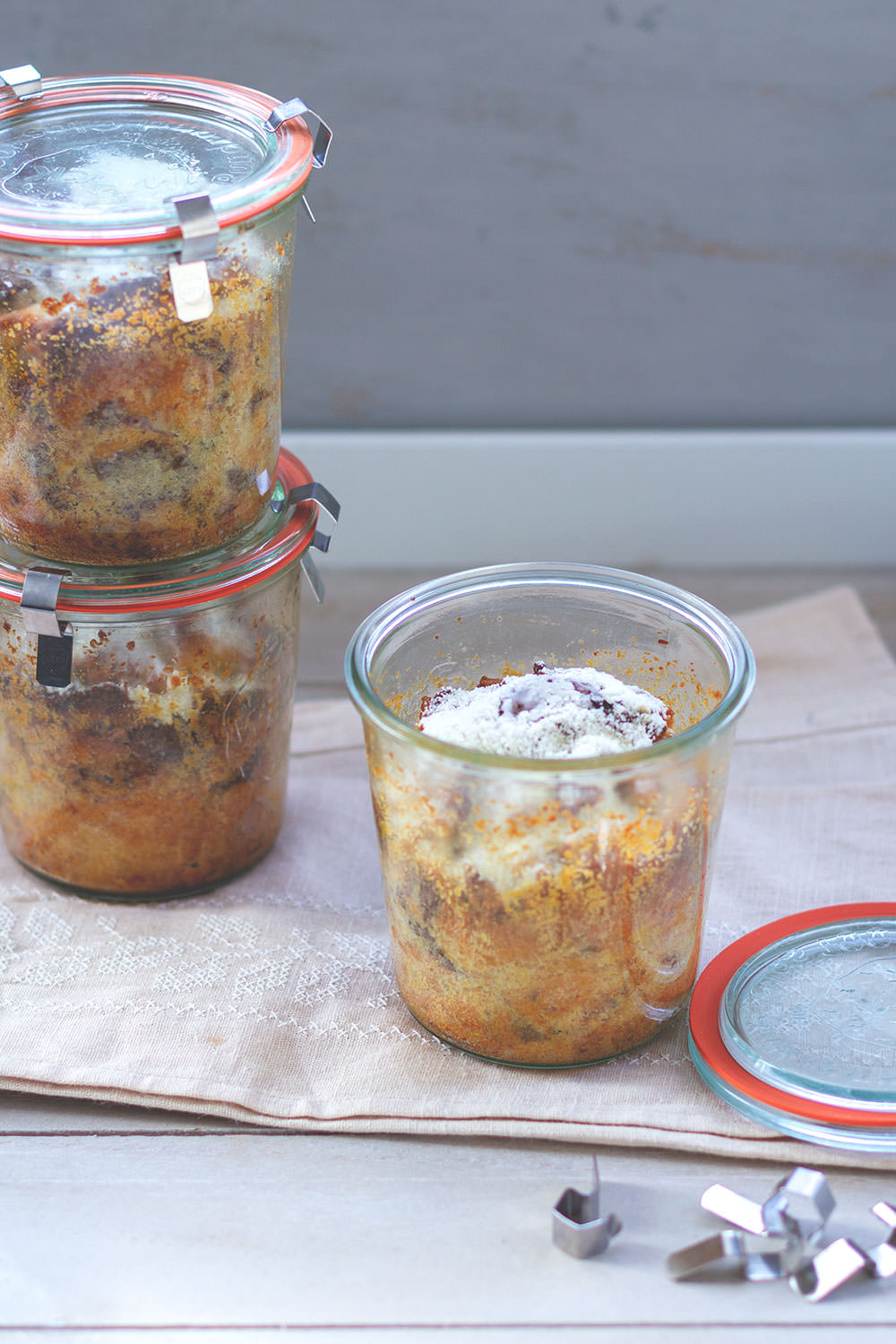 Nougatstollen im Glas | Saftiger Butter-Hefe-Stollen mit Nussnougat und gerösteten Haselnüssen | im Glas gebacken ein tolles Geschenk aus der Küche | moeyskitchen.com #stollen #nougatstollen #kuchenimglas #weihnachten #advent #rezepte #foodblog