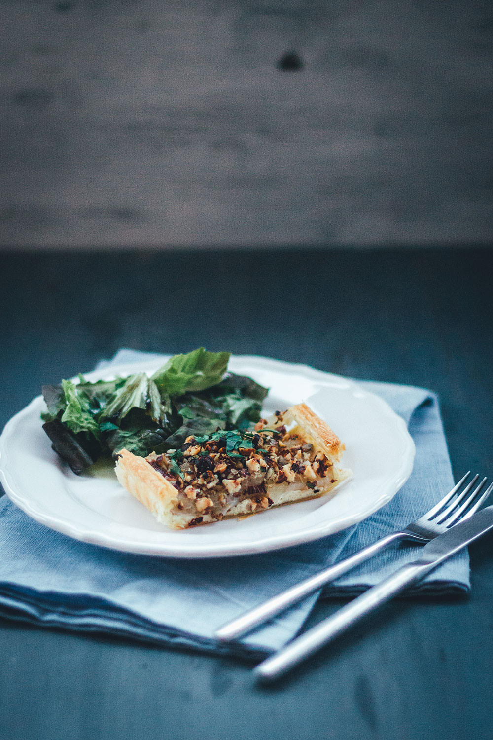 Rezept für vegetarische Schwarzwurzel-Tarte mit Blätterteigboden, Parmesan und Haselnüssen | moeyskitchen.com #schwarzwurzeln #tarte #quiche #schwarzwurzeltarte #backen #rezepte #foodblogger #vegetarisch #veggie
