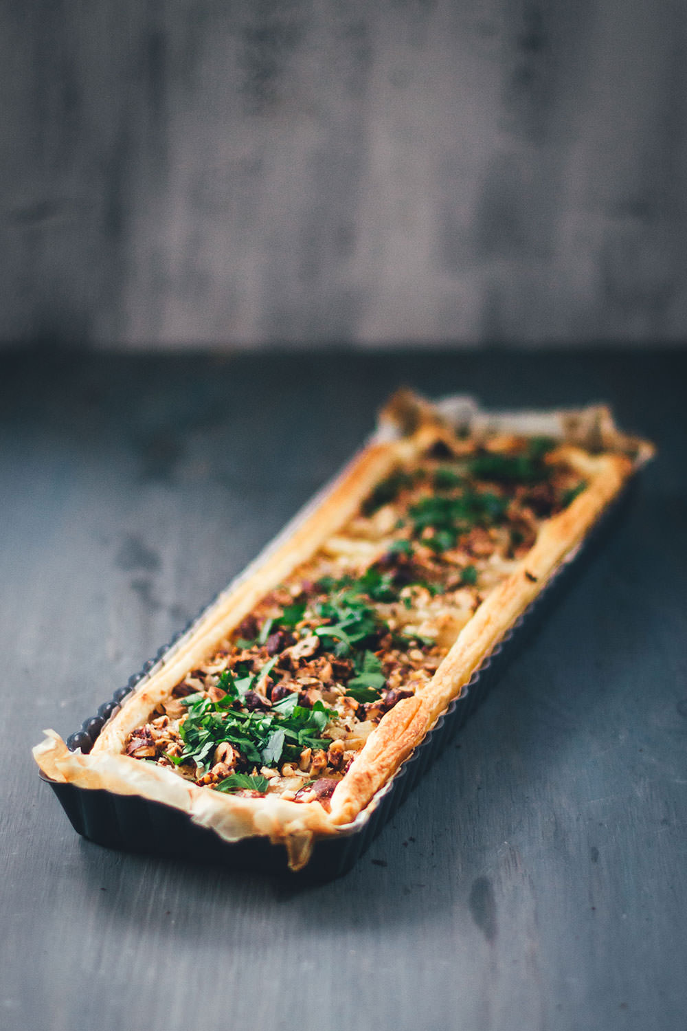 Rezept für vegetarische Schwarzwurzel-Tarte mit Blätterteigboden, Parmesan und Haselnüssen | moeyskitchen.com #schwarzwurzeln #tarte #quiche #schwarzwurzeltarte #backen #rezepte #foodblogger #vegetarisch #veggie