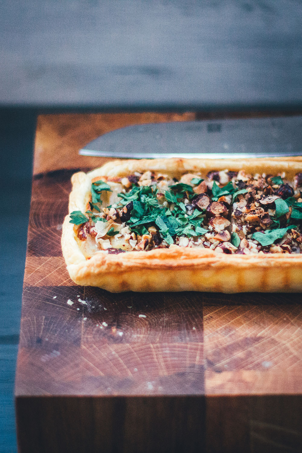 Rezept für vegetarische Schwarzwurzel-Tarte mit Blätterteigboden, Parmesan und Haselnüssen | moeyskitchen.com #schwarzwurzeln #tarte #quiche #schwarzwurzeltarte #backen #rezepte #foodblogger #vegetarisch #veggie