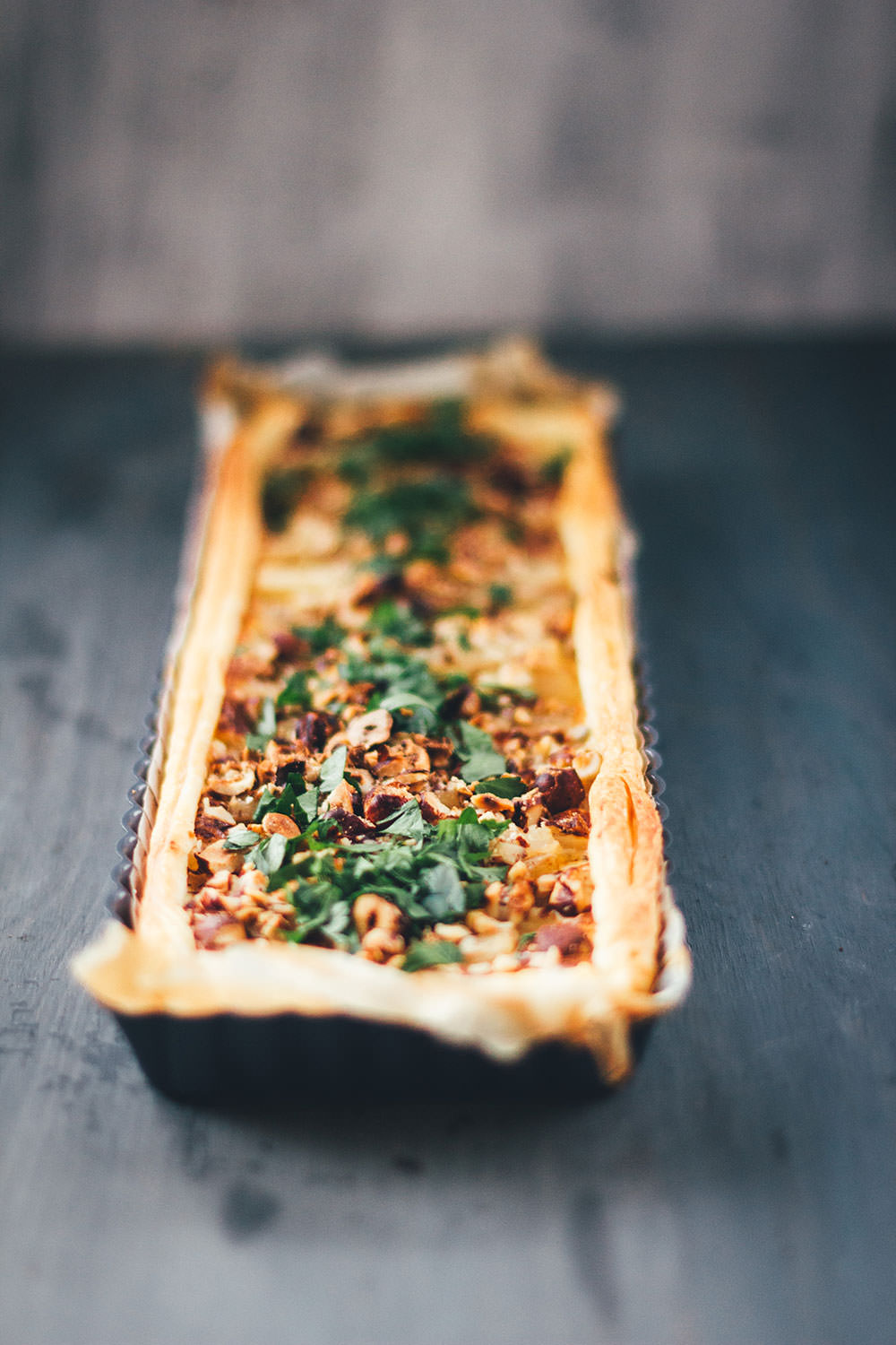 Rezept für vegetarische Schwarzwurzel-Tarte mit Blätterteigboden, Parmesan und Haselnüssen | moeyskitchen.com #schwarzwurzeln #tarte #quiche #schwarzwurzeltarte #backen #rezepte #foodblogger #vegetarisch #veggie