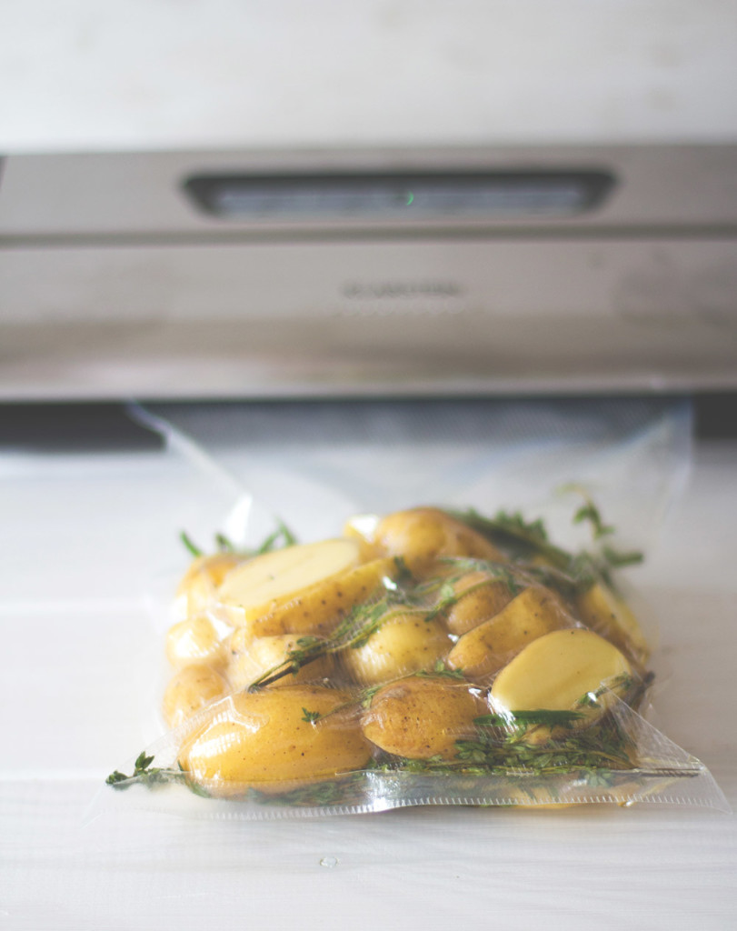 Sous-vide für zu Hause - mit Produktvorstellung von Klarstein für Vakuumierer und Thermalisierer (Sous-vide-Garer) und Rezept für Rindersteaks mit knusprigen Kartoffeln Sous-vide für zu Hause - mit Produktvorstellung von Klarstein für Vakuumierer und Thermalisierer (Sous-vide-Garer) und Rezept für Rindersteaks mit knusprigen Kartoffeln